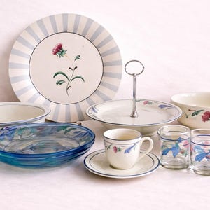 Vajilla "Amapolas en Azul" – Fuentes, cuencos y platos vintage variados – Vajilla con motivos florales azules – Decoración de cocina estilo cottagecore