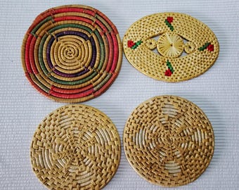 4 vintage onderzetters van raffiarotan 8" hete plaat boho veelkleurige muurkunst rond