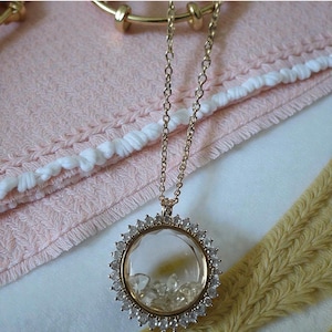 Collar con colgante de medallón personalizado de 25 mm con circonitas de cristal facetado y chapado en oro de 18 quilates