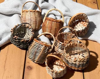 Miniature di case delle bambole fatte a mano, cestini di paglia