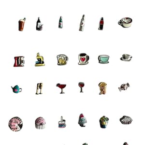 Peut inclure: Une collection de petits charms colorés représentant divers aliments et boissons. Les charms incluent des tasses à café, des bouteilles de vin, des desserts et des fruits, tous avec des designs détaillés et des couleurs vives. Idéal pour la création de bijoux.