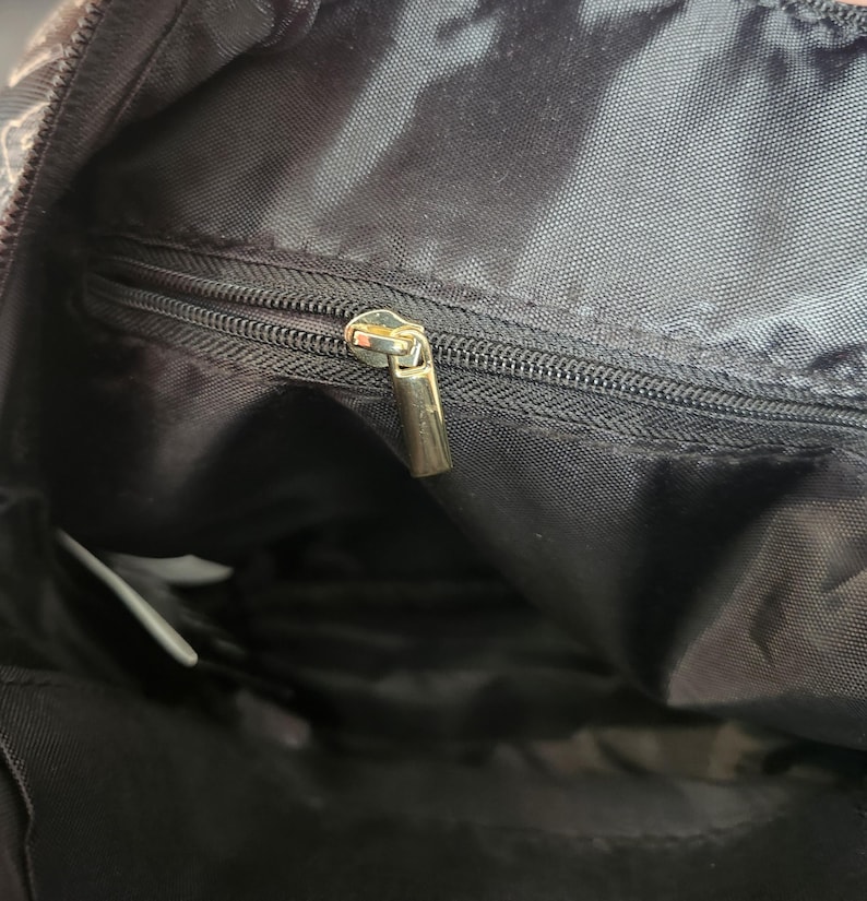 Peut inclure: Une tasse en c&eacute;ramique blanche avec une anse noire et le texte "But First, Coffee" en noir, dans une police manuscrite. La tasse est pos&eacute;e sur une surface blanche.