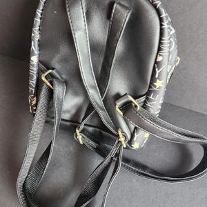 Peut inclure: Ensemble de trois mugs en c&eacute;ramique avec une finition mate et mouchet&eacute;e. Chaque mug est de couleur diff&eacute;rente : bleu clair, cr&egrave;me et gris. Design simple et moderne, forme arrondie et anse confortable.