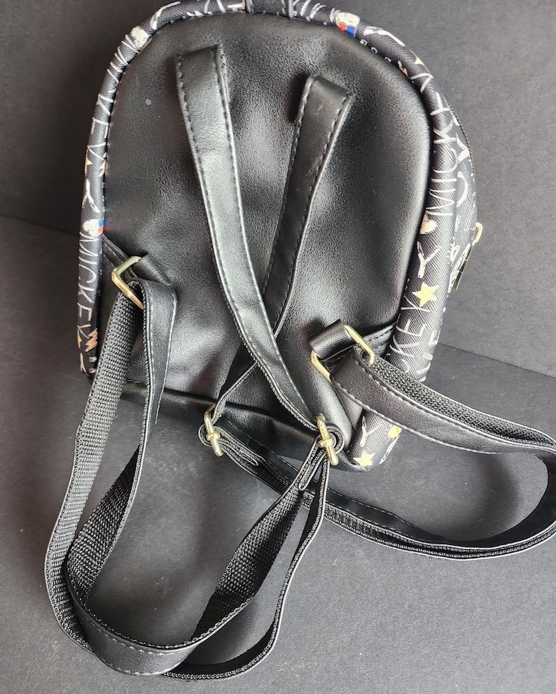 Peut inclure: Ensemble de trois mugs en c&eacute;ramique avec une finition mate et mouchet&eacute;e. Chaque mug est de couleur diff&eacute;rente : bleu clair, cr&egrave;me et gris. Design simple et moderne, forme arrondie et anse confortable.