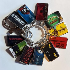 Llavero personalizado con dijes de musicales, teatro, obras de teatro y dramas.