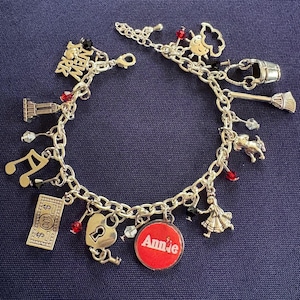 Pulsera con dijes inspirada en Annie, teatro musical, teatro de Broadway, la pequeña huérfana Annie
