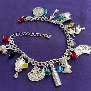 Pulsera de dijes inspirada en Alicia en el País de las Maravillas: dijes y cuentas de colores.