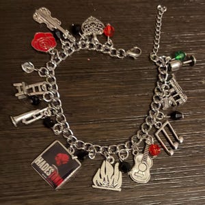 Pulseira de berloques inspirada em Hadestown, Teatro Musical, Broadway
