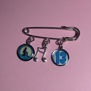 Pin de solapa con dije personalizado
