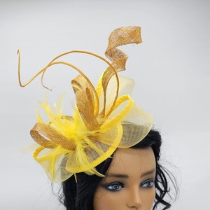 Fascinator jaune et or Kentucky Derby : mariage élégant, chapeau de tea party