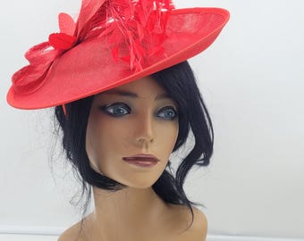 Tocado de sinamay rojo para el Derby de Kentucky: Sombrero de plumas para la fiesta del té
