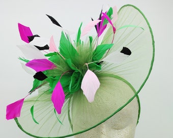 Fascinatorhoed met groene veren: Kentucky Derby, races, bruiloft