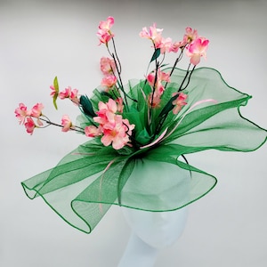 Tocado floral verde: Derby de Kentucky, bodas, carreras