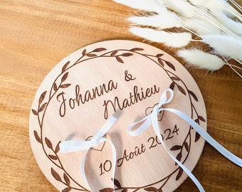 Porte alliances de mariage en bois personnalisable prénoms et date gravés style couronne bohème chic champêtre