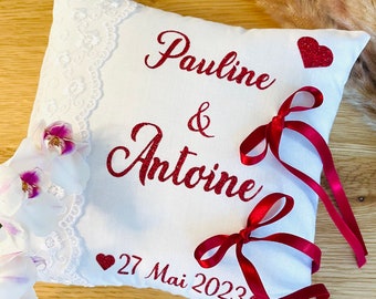 Coussin porte alliances de mariage personnalisé rouge pailleté et dentelle romantique bohème prénoms et date