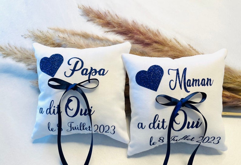 Porte alliances de mariage Papa Maman a dit oui bleu pailleté coussin d'alliances personnalisés avec date image 1