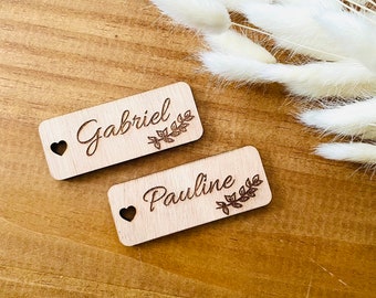 Wooden wedding place marker customizable with the first names of the guests engraved boho chic baptism style with small natural heart hole