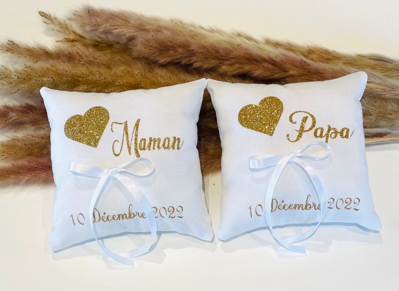 Cojines para alianzas de papá y mamá en oro con fecha personalizable imagen 1