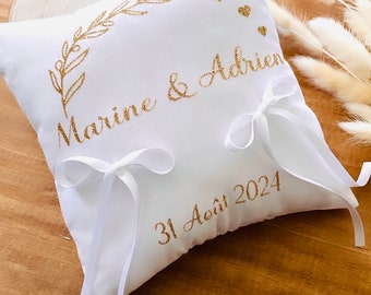 Cojín de anillo de bodas blanco y dorado brillante personalizado Tema Olivier Corazones románticos de follaje personalizables