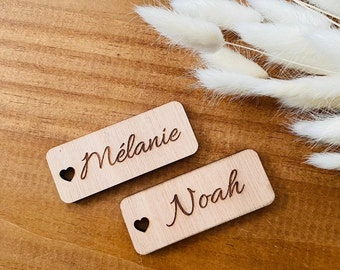 Marque place de mariage en bois personnalisable au prénom des invités gravés style bohème chic baptême  avec petit trou coeur nature