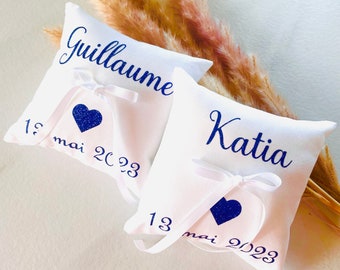 Coussins d’alliances de mariage prénoms des mariés et  date personnalisables blanc et bleu pailleté bleu royal coeur romantique