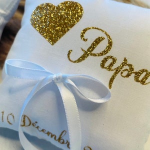 Cojines para alianzas de papá y mamá en oro con fecha personalizable imagen 4