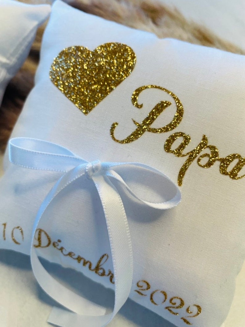 Cojines para alianzas de papá y mamá en oro con fecha personalizable imagen 4