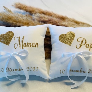 Cojines para alianzas de papá y mamá en oro con fecha personalizable imagen 2