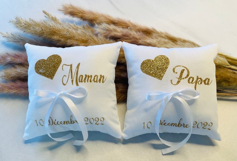 Cojines para alianzas de papá y mamá en oro con fecha personalizable imagen 2