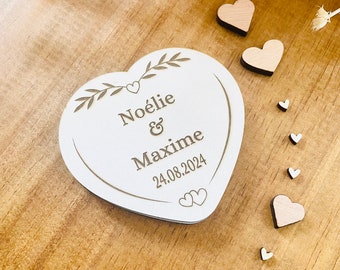 Porte alliances de mariage Coeur en bois blanc personnalisé prénoms et date jolie boîte en bois gravée avec coeurs bohème rustique champêtre