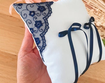 Coussin Pour Alliance, Mariage Bleu Roi, Argent Et Blanc, Décor Plumes Et Boules Rotin Argent