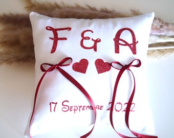 Coussin porte alliances de mariage blanc et rouge pailleté initiales des mariés et date, personnalisable