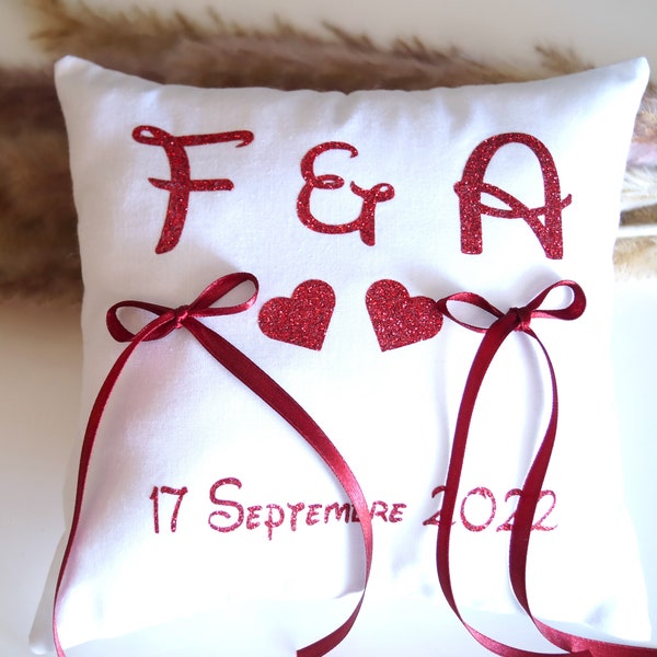 Coussin porte alliances de mariage blanc et rouge pailleté initiales des mariés et date, personnalisable