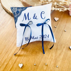 Cuscino portafedi bianco e blu navy con iniziali personalizzate decorato con pizzo romantico personalizzabile