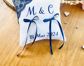 Coussin porte alliances de mariage blanc et  bleu marine pailleté personnalisé initiales orné de dentelle romantique personnalisable