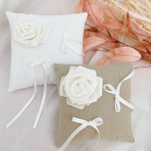 Romantico cuscino per fedi nuziali boho in lino o bianco decorato con una rosa personalizzabile