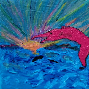 Könnte beinhalten: Ein rosa Delfin springt aus dem Wasser, sein Maul steht in einem fröhlichen Ausdruck offen. Das Wasser ist leuchtend blau und der Himmel ist eine Mischung aus Blau, Grün und Gelb. Das Gemälde ist eine skurrile und farbenfrohe Darstellung eines Delfins in seinem natürlichen Lebensraum.