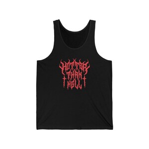 Könnte beinhalten: Schwarzes Tanktop mit einer roten Grafik, auf der "Hotter Than Hell" in einer Metallschrift steht.