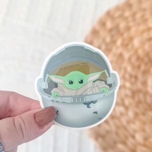 Bebé Yoda el niño mandoloriano cuna pegatina impermeable pegatina para coche tableta botella de agua resistente a la intemperie
