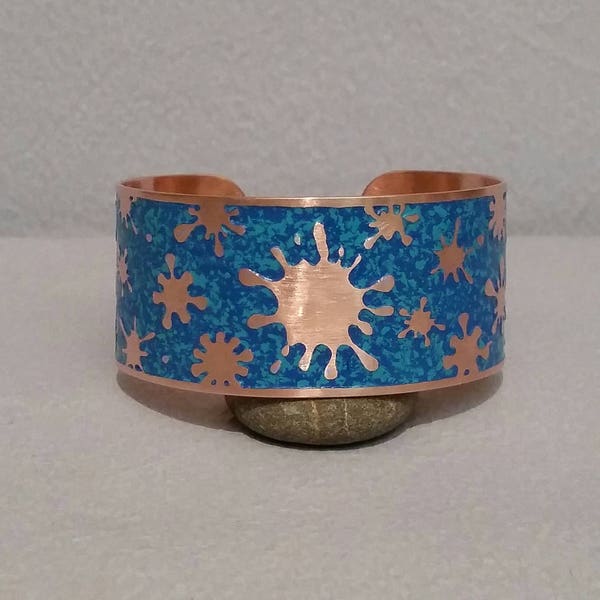 Bracelet manchette en cuivre  motif Taches d'encres fond Bleu