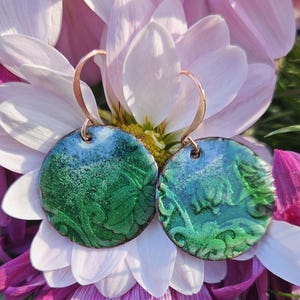 Pendientes de esmalte de cobre con diseño de bosque