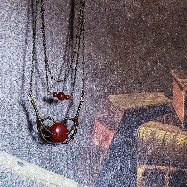 Collier "Serrti" - Collier couleur bronze à triple rangées avec serres d'oiseau et jaspes rouges véritables pour un look fantasy