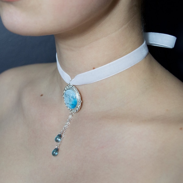 „Pretty when I cry“-Halsband – Weißes Samtband mit Cabochon und blauen Tropfenperlen, befestigt durch Knoten oder Karabiner