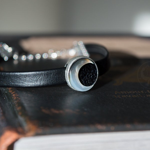 Bracelet "The crescent moon" - Croissant de lune en nacre sur paillettes noires, montée sur bracelet en faux cuir noir