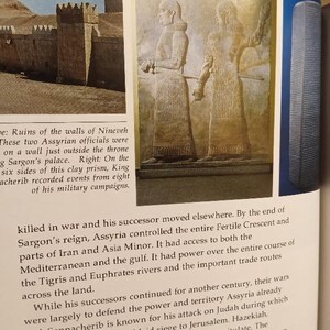 Puede incluir: Una escultura en relieve en blanco y negro de dos funcionarios asirios de pie uno al lado del otro. La escultura est&aacute; tallada en una pared de piedra. Los funcionarios visten t&uacute;nicas largas y tienen las manos juntas frente a ellos. La escultura es un artefacto hist&oacute;rico del antiguo imperio asirio.
