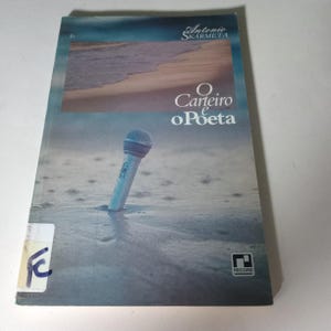 May include: A book cover featuring the title "O Carteiro e o Poeta" with a microphone partially submerged in water. The cover has a blue and white color scheme, with the author's name "Antonio Skarmeta" at the top.