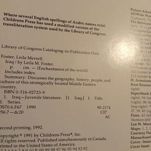 Puede incluir: Una portada de libro con el t&iacute;tulo "Iraq" y la autora "Leila M. Foster". El libro forma parte de la serie "Enchantment of the World" y trata sobre la geograf&iacute;a, la historia, la gente y la cultura de Irak.