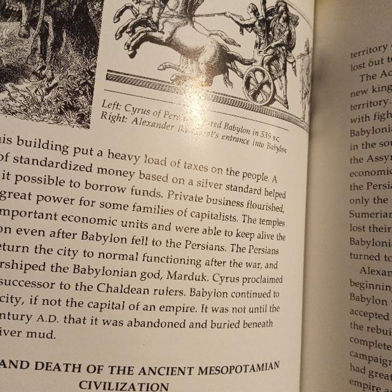Puede incluir: Una ilustraci&oacute;n en blanco y negro de un carro tirado por cuatro caballos. El carro es conducido por una persona que lleva una t&uacute;nica. El texto "Left: Cyrus of Persia captured Babylon in 539 BC. Right: Alexander the Great's entrance into Babylon" es visible en la imagen.