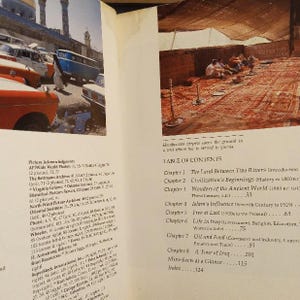 Puede incluir: Una portada de libro con una tabla de contenidos para un libro sobre la historia y la cultura de Irak. La portada presenta una foto de una casa tradicional iraqu&iacute; con una alfombra tejida en el suelo.