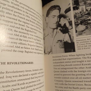 Puede incluir: Una fotograf&iacute;a en blanco y negro de un hombre con uniforme militar. Est&aacute; sujetando un tel&eacute;fono a su o&iacute;do y mirando a la c&aacute;mara. La foto es de la d&eacute;cada de 1950 o 1960. El texto "Possessions that the revolution of the Crown Prince Abd al-llah was Abd al-Karim" es visible en el fondo.